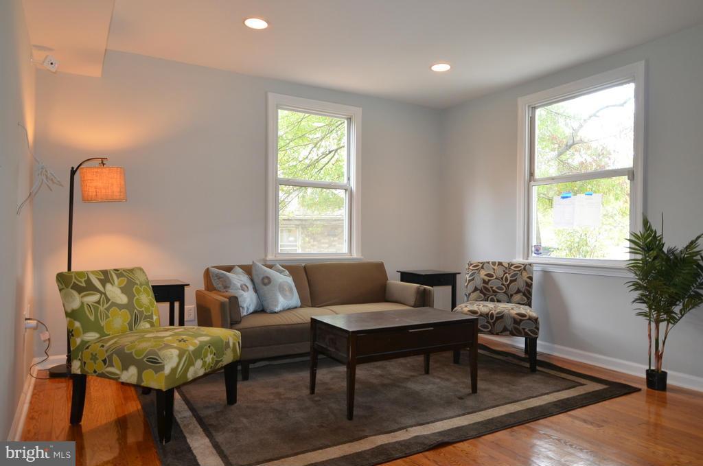 6724 Larkspur Road Morningside, MD 20746 - Photo 10 of 30 Living Room