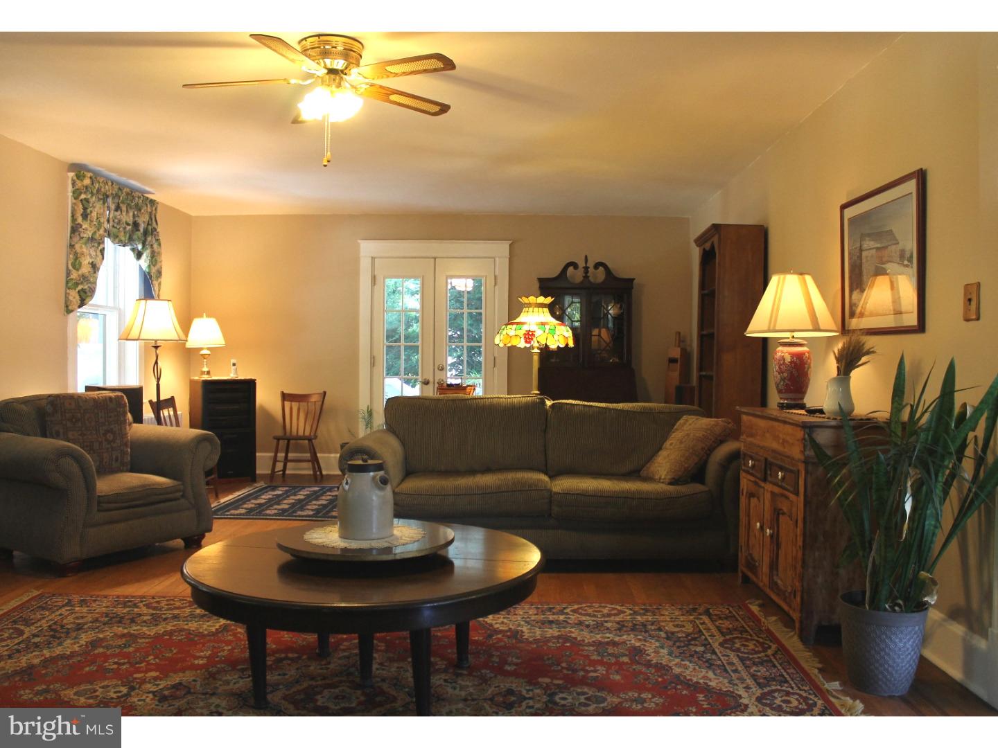 18 Mansion Road Springfield, PA 19064 - Photo 8 of 25 Living Room