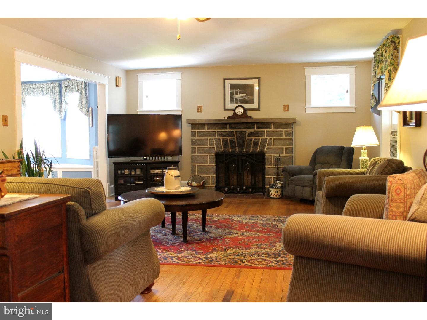 18 Mansion Road Springfield, PA 19064 - Photo 9 of 25 Living Room