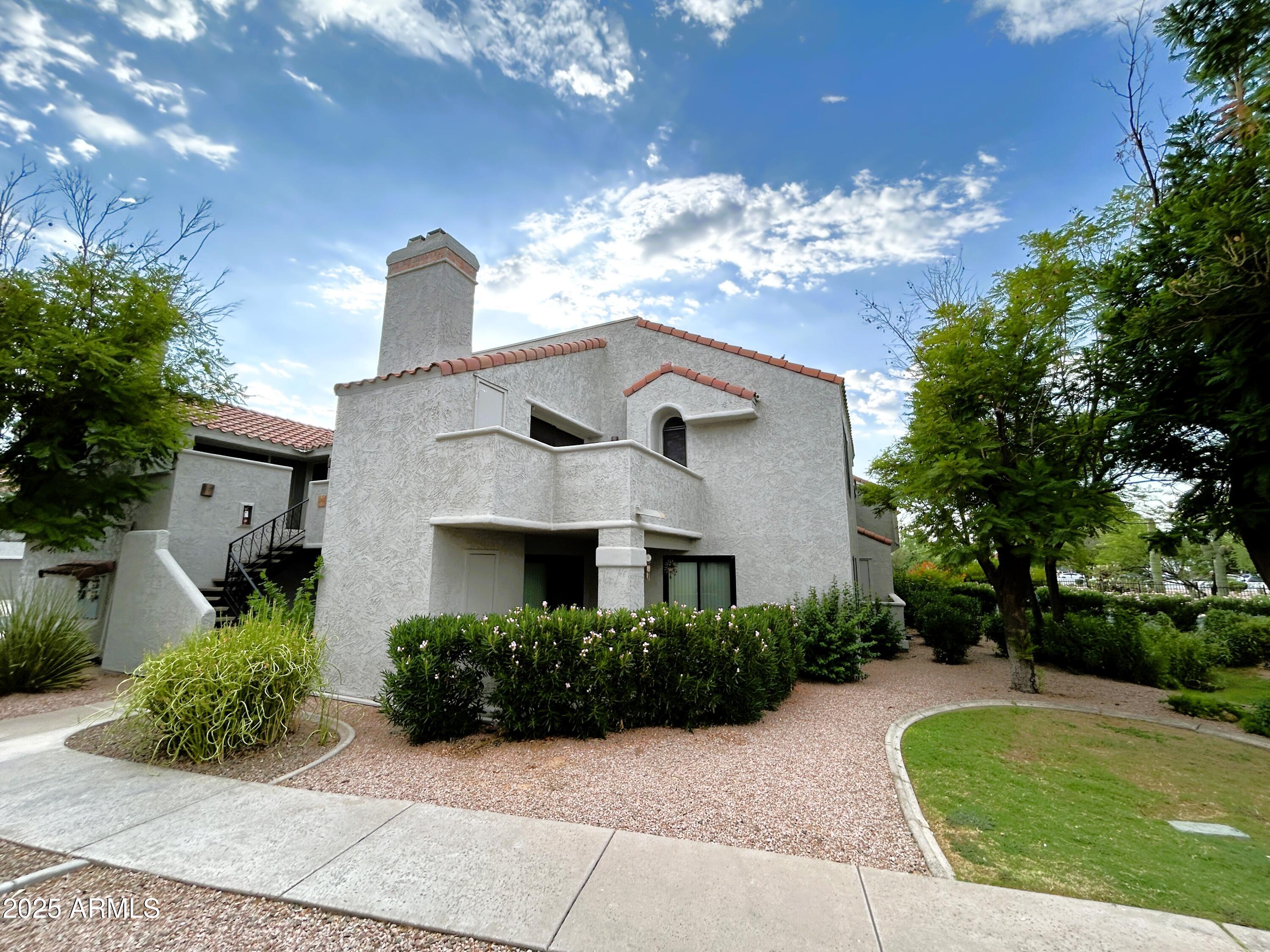 10055 East Mountainview Lake Drive, Unit 2059 Scottsdale, AZ 85258 - Photo 25 of 34 a front view of a house with garden
