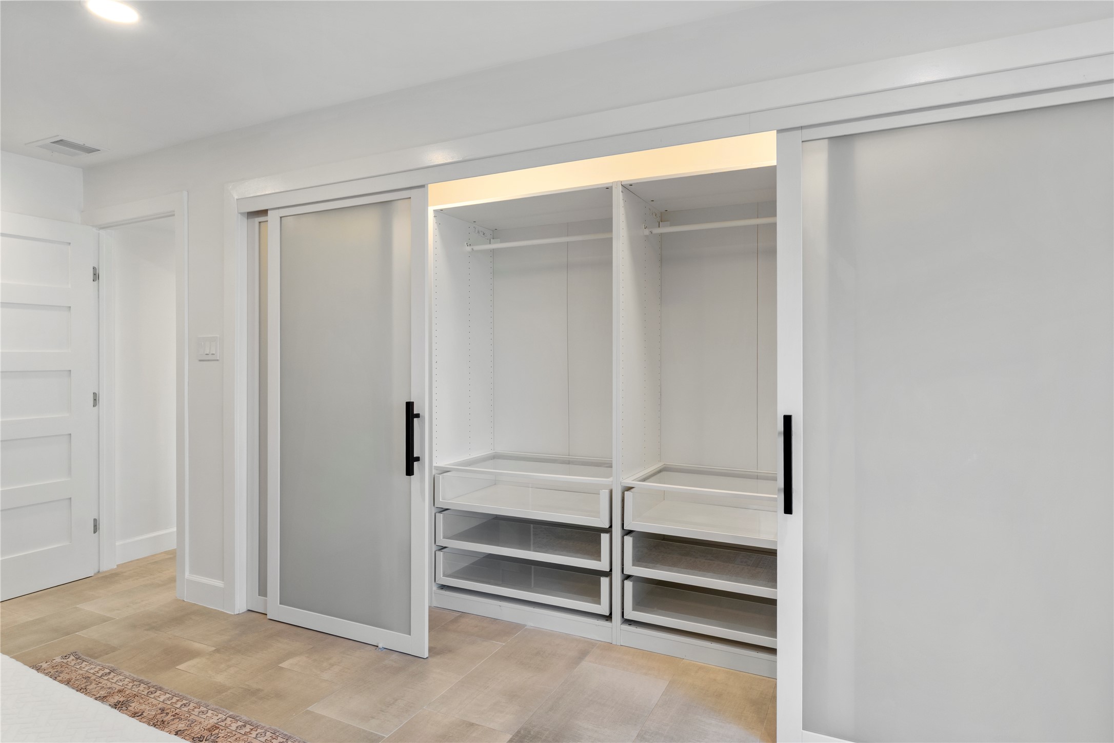 6604 Lexington Road Austin, TX 78757 - Photo 20 of 33 View of Primary bedroom closet.