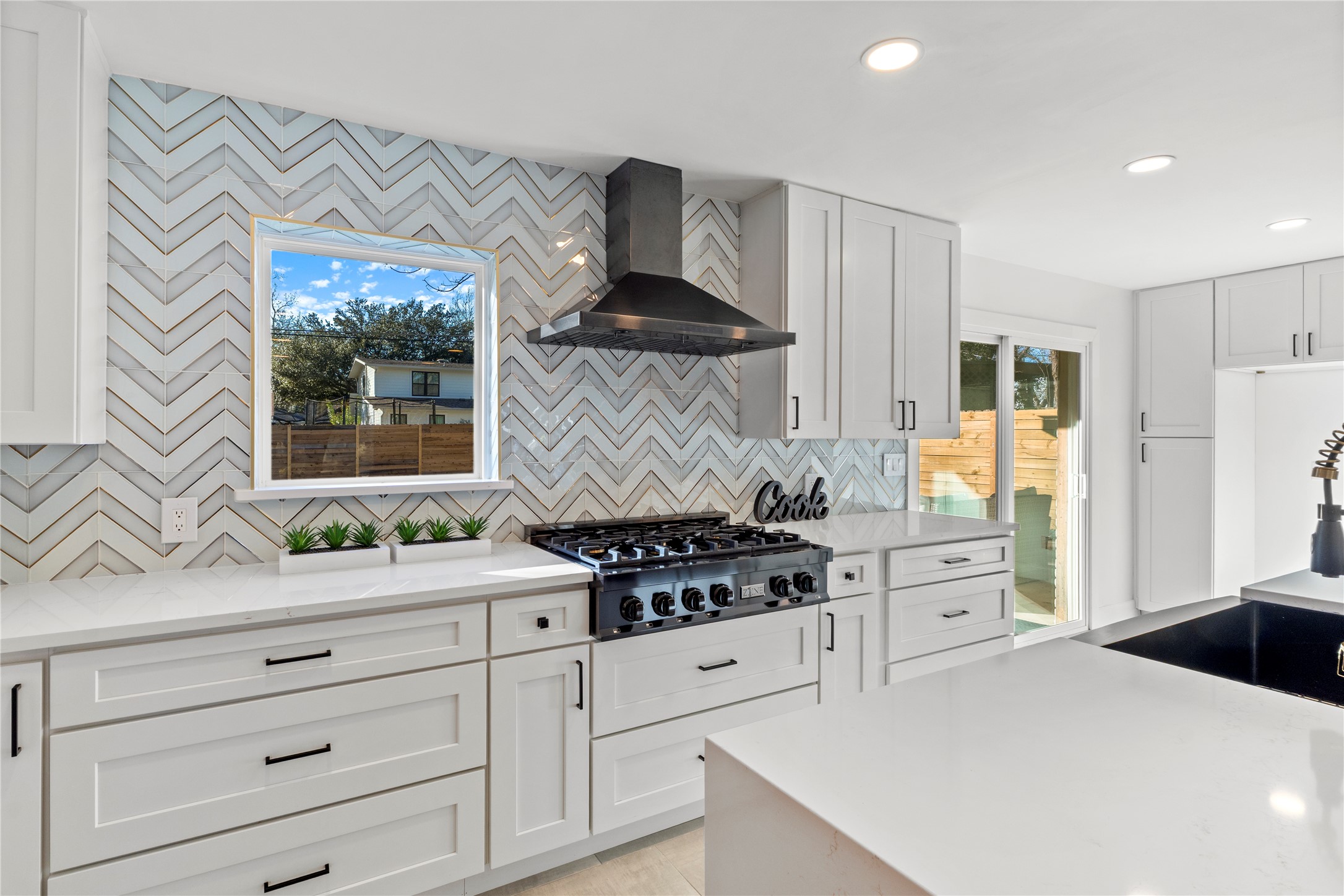 6604 Lexington Road Austin, TX 78757 - Photo 8 of 33