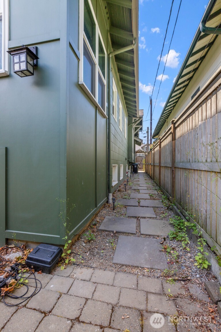 418 North 61st Street, Unit ADU Seattle, WA 98103 - Photo 4 of 23
