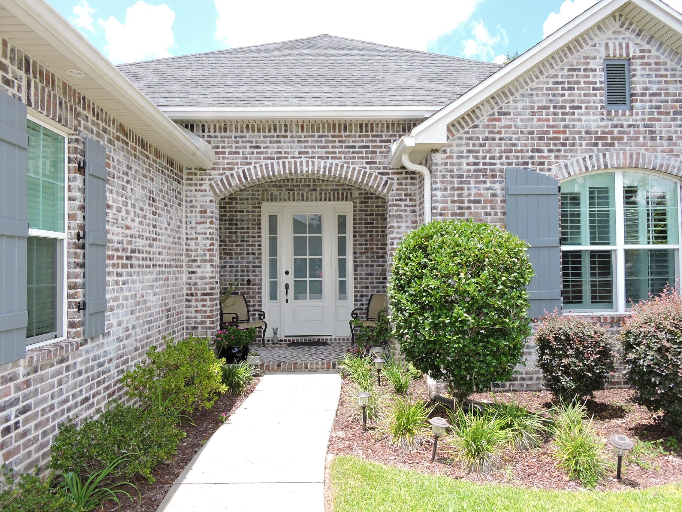 35 Derby Downs Circle Niceville, FL 32578 - Photo 2 of 51 a front view of a house with garden