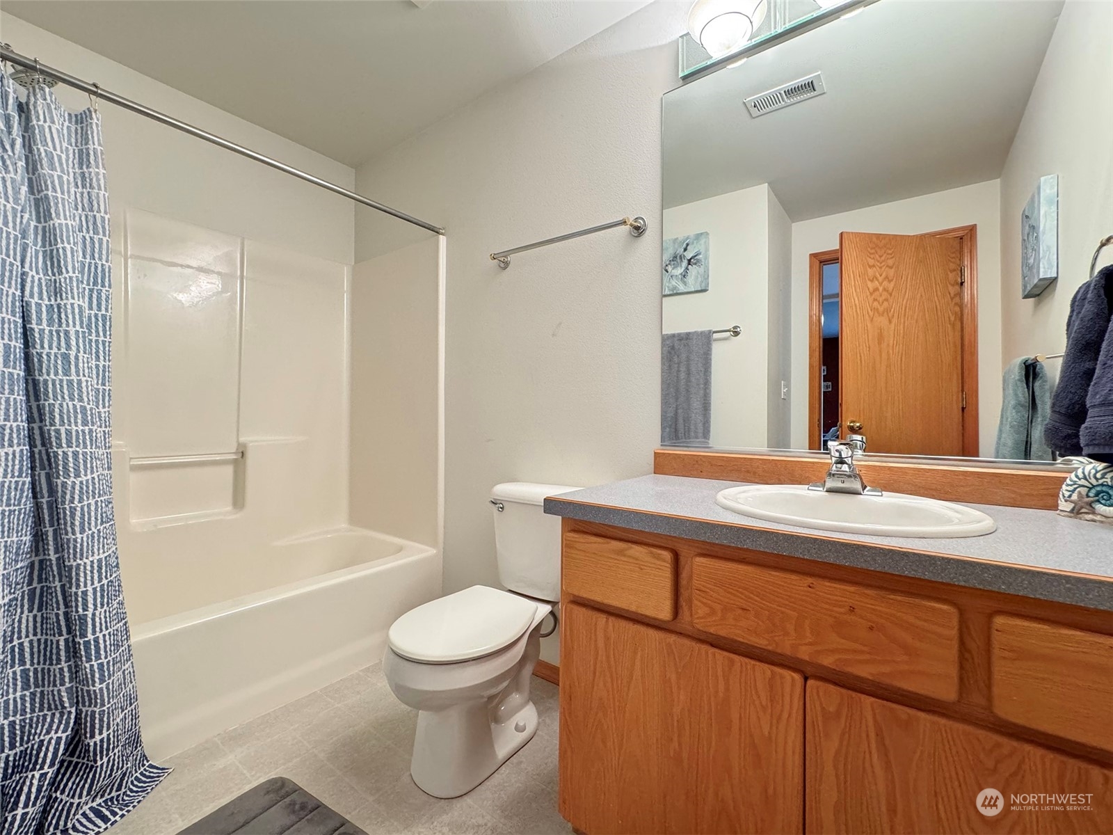 110 Henkes Road Sequim, WA 98382 - Photo 26 of 40 a bathroom with a toilet a sink and a bathtub