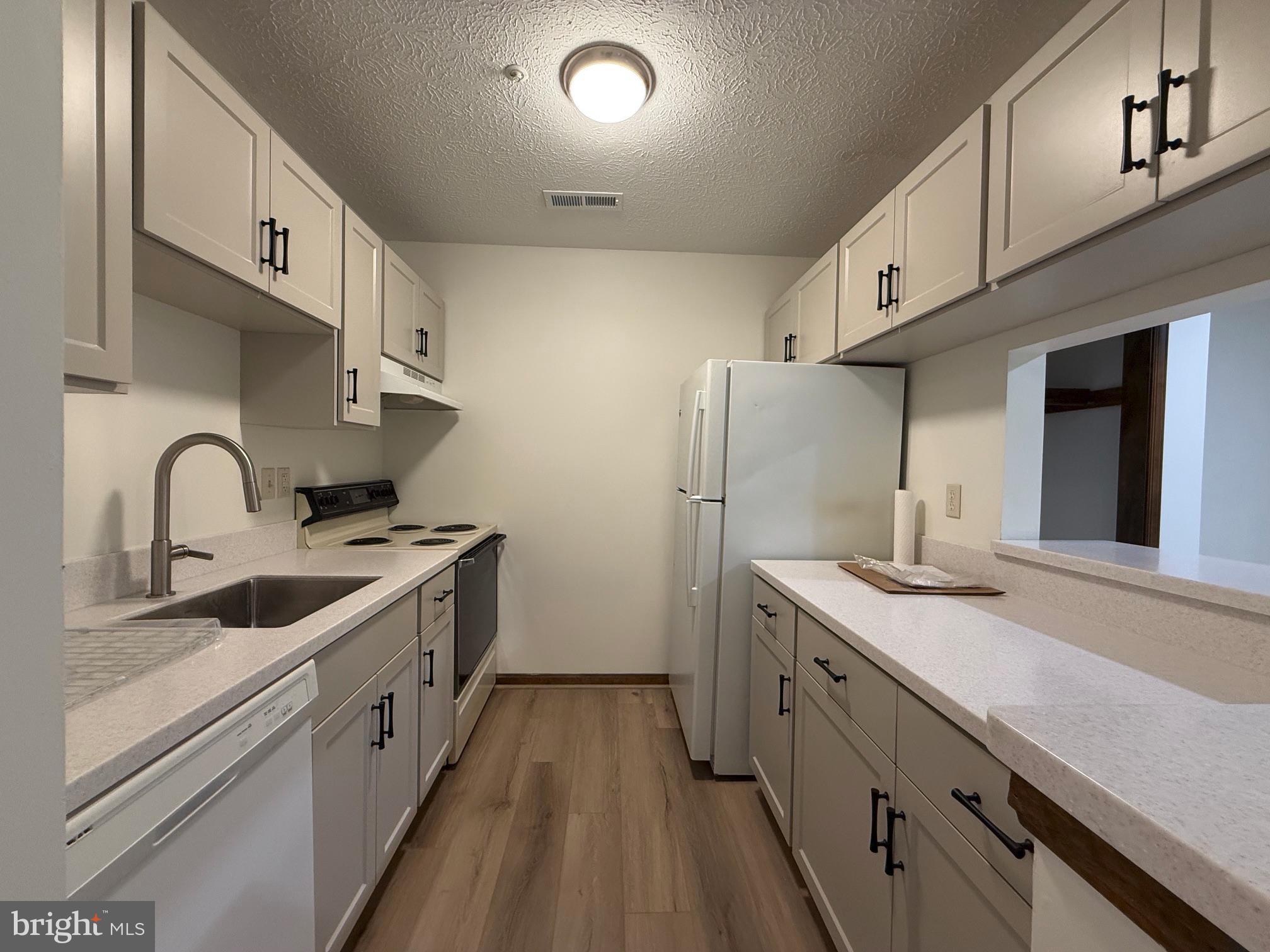 44790 Locust Ridge Court, Unit 9B California, MD 20619 - Photo 5 of 14 Immaculate kitchen