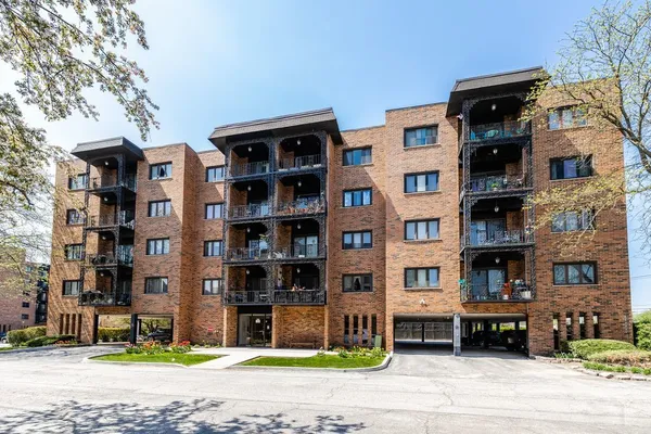 $192,000 | 9375 Landings Lane, Unit 502, Des Plaines, IL 60016