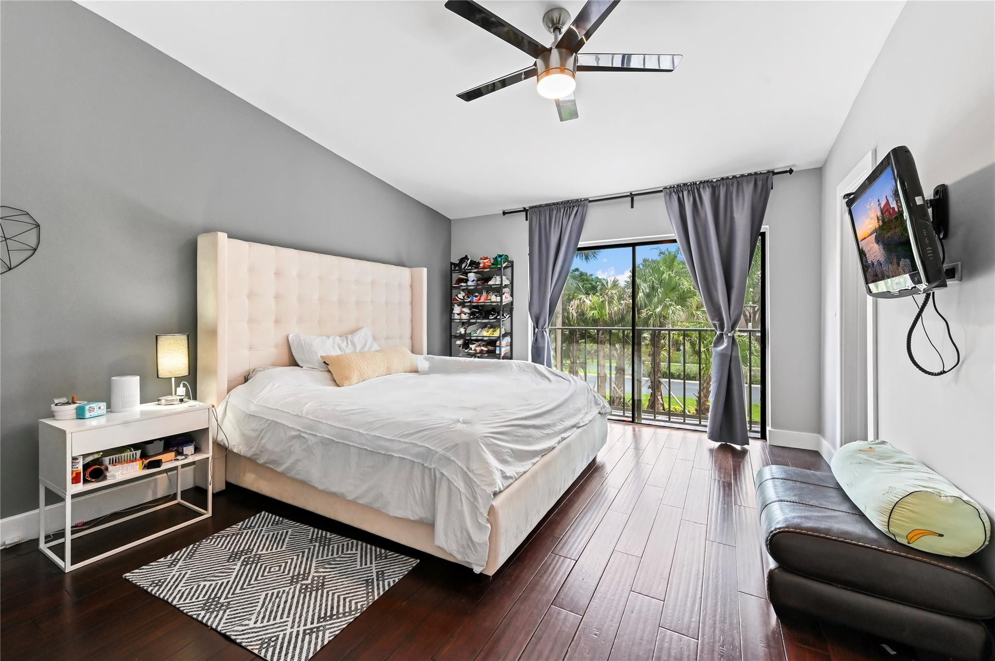 23286 Southwest 54th Way, Unit A Boca Raton, FL 33433 - Photo 3 of 48 Primat suite w volume ceiling