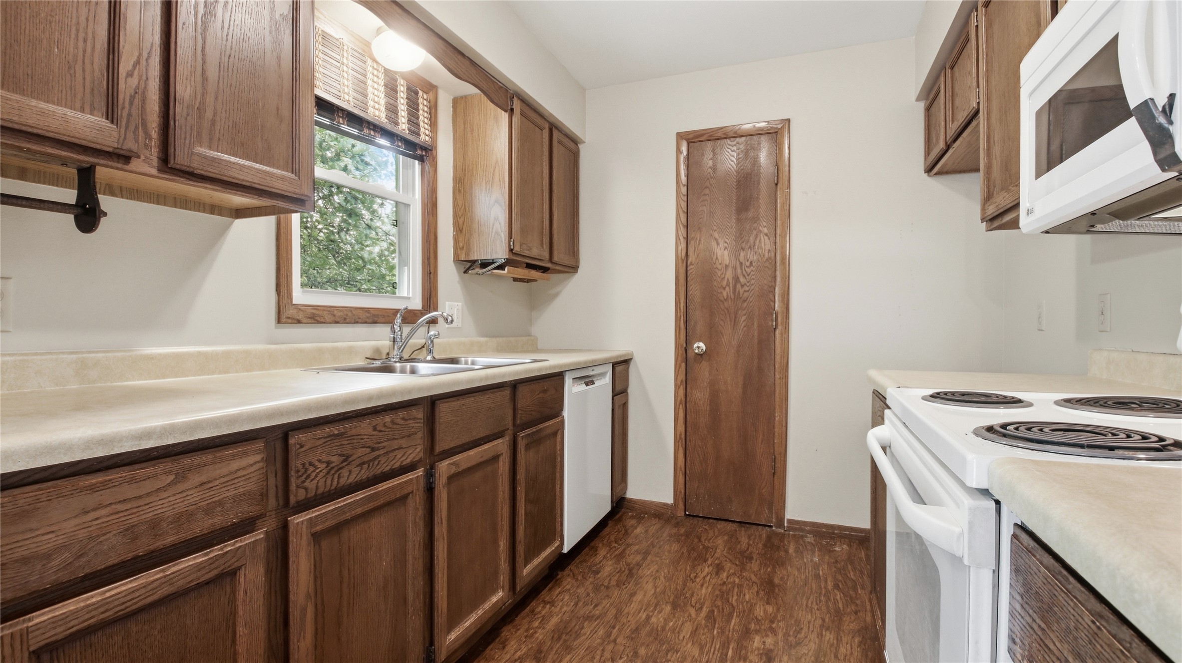 1413 Raedel Road Eau Claire, WI 54703 - Photo 11 of 28