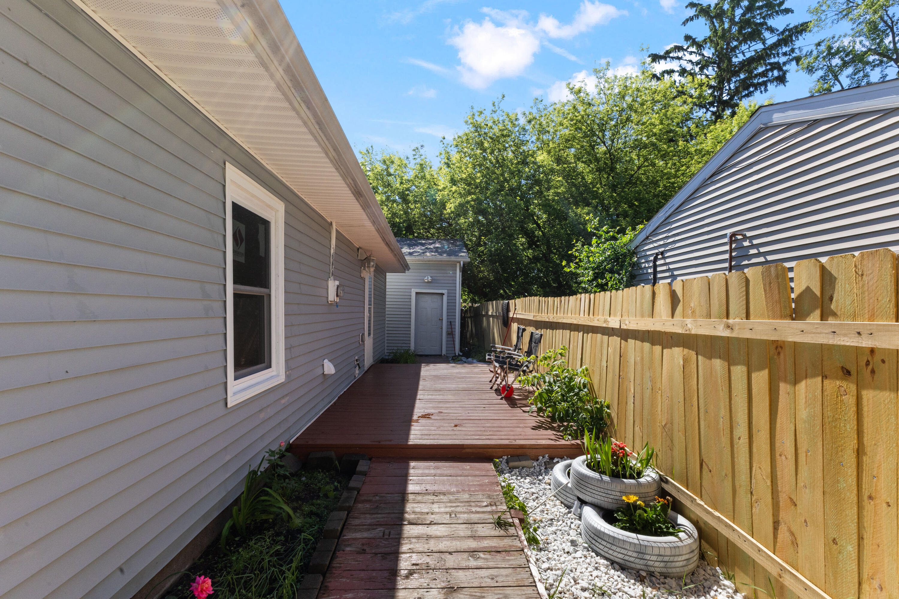 500 West Jolly Road Lansing, MI 48910 - Photo 20 of 24 Side Deck with Privacy Fence
