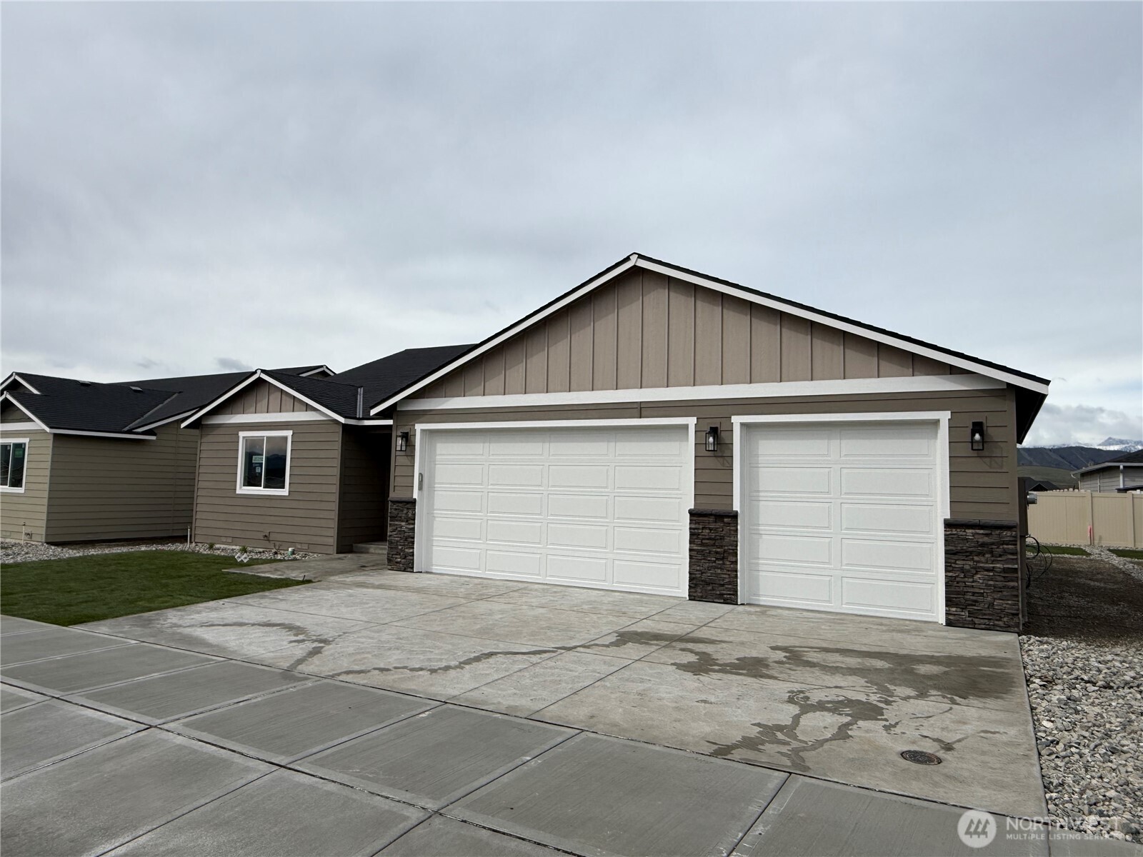 138 Salmon Drive Wenatchee, WA 98801 - Photo 2 of 26