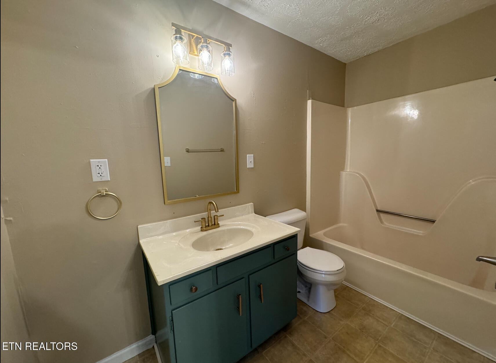 183 Westmoreland Street, Unit 3 Harrogate, TN 37752 - Photo 5 of 5 IMG_4623