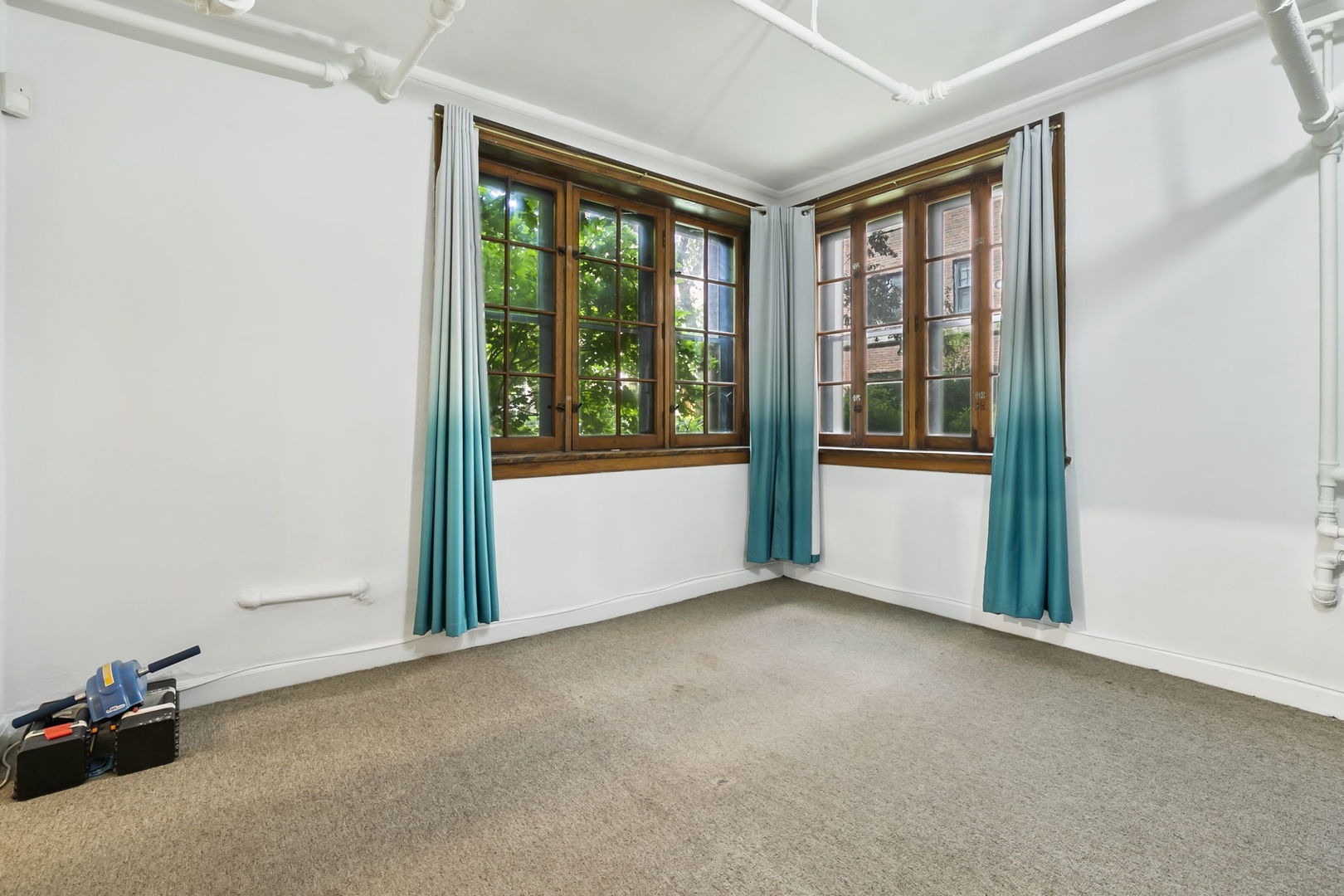 1360 East Madison Park, Unit B Chicago, IL 60615 - Photo 7 of 25 an empty room with windows