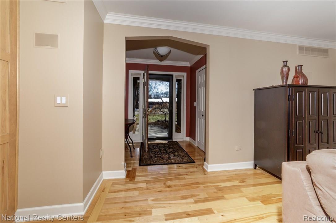 11043 Messmore Road Utica, MI 48317 - Photo 2 of 20 Entrance