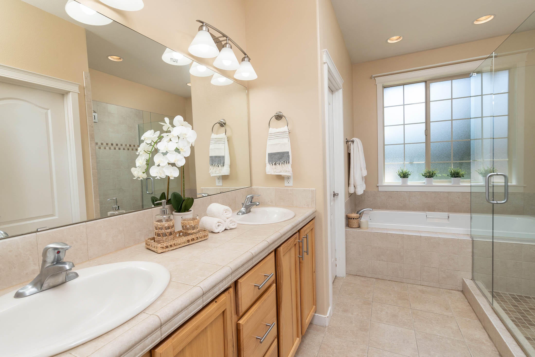 852 Northwest Rimrock Drive Redmond, OR 97756 - Photo 13 of 22 Primary Bathroom