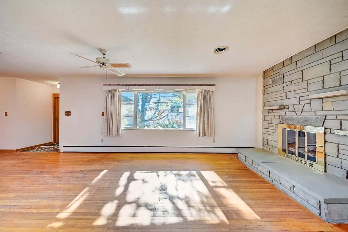 2512 Minerva Lake Road Columbus, OH 43231 - Photo 4 of 25 liv rm