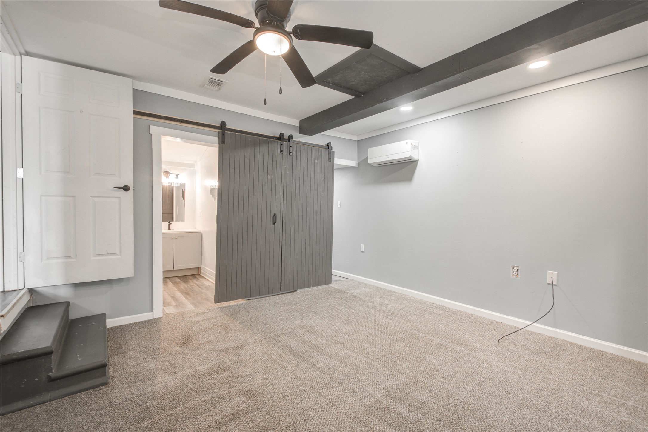 609 Hurst Place Angleton, TX 77515 - Photo 17 of 36 en empty room with windows and fan