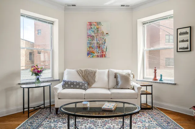 $4,400 | 2117 West Irving Park Road, Unit 2R, Chicago, IL 60618