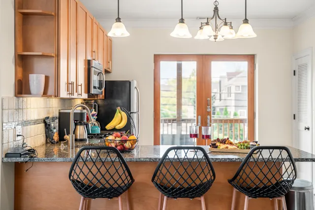 $4,400 | 2117 West Irving Park Road, Unit 2R, Chicago, IL 60618