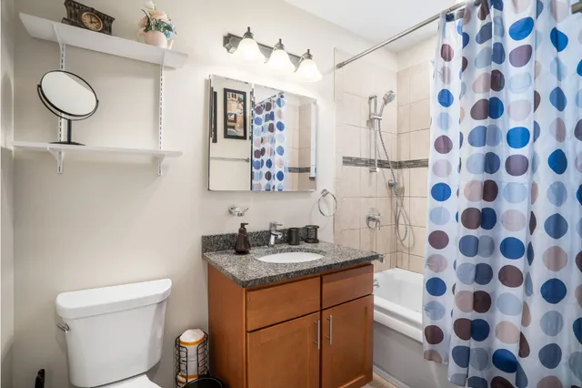 $4,400 | 2117 West Irving Park Road, Unit 2R, Chicago, IL 60618