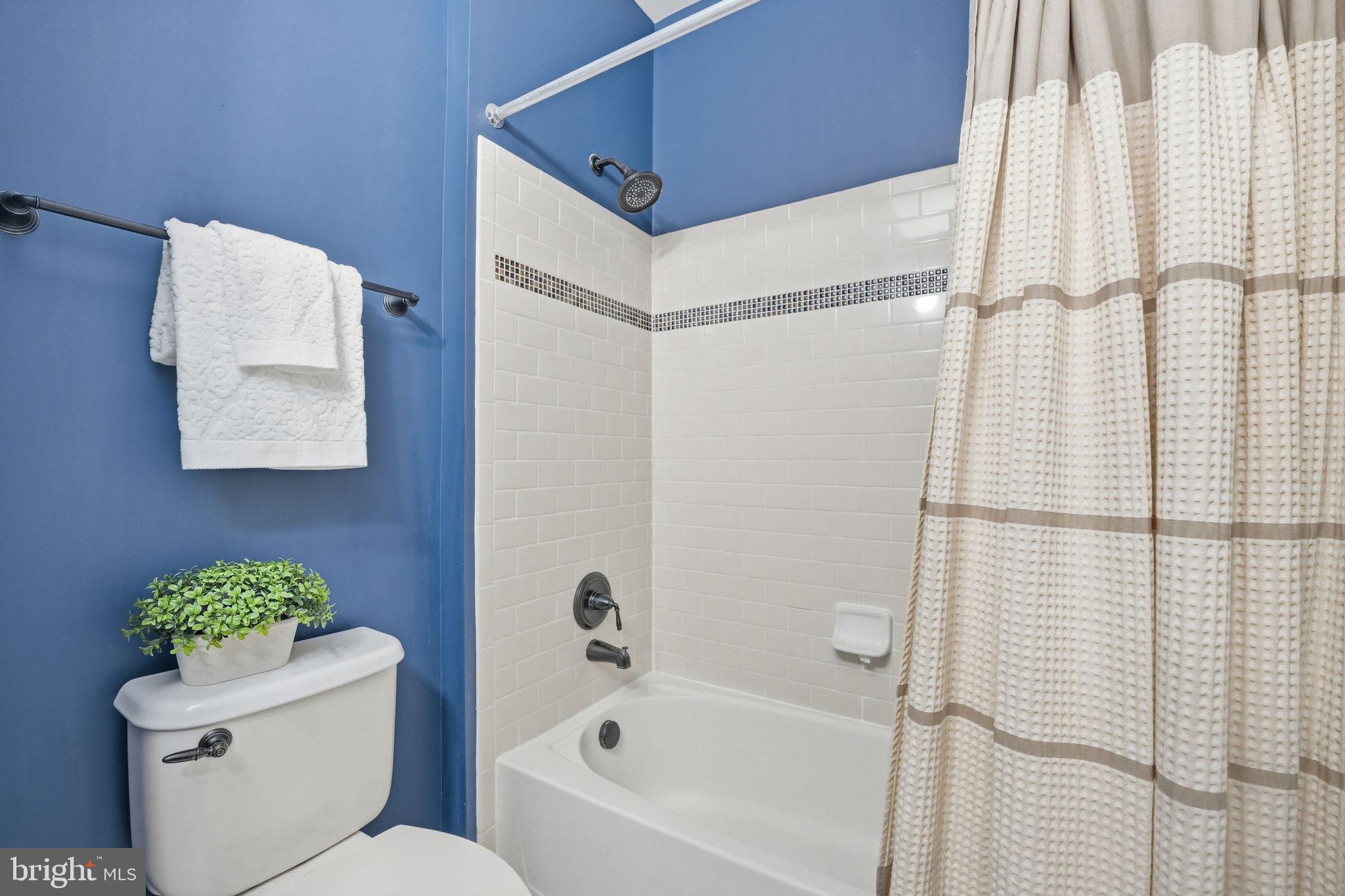 17972 Running Colt Place Leesburg, VA 20175 - Photo 67 of 99 a bath room with a toilet and a bath tub