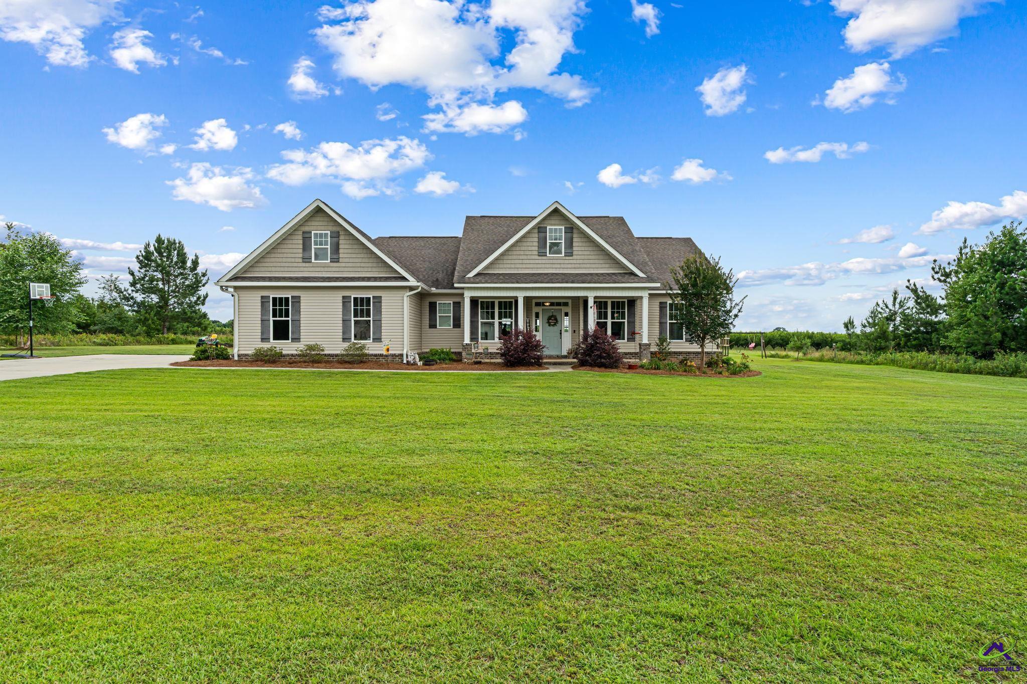 180 Woodland Trail Road Cochran, GA 31014 - Photo 1 of 25 a front view of a house with garden