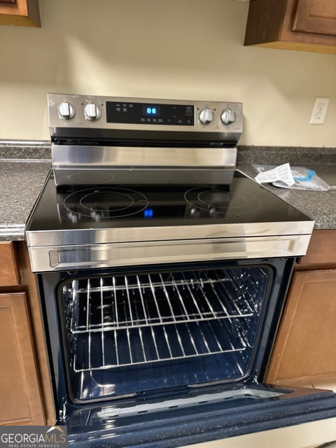323 Carriage Lane, Unit B Albany, GA 31721 - Photo 11 of 23 a close view of stove top oven