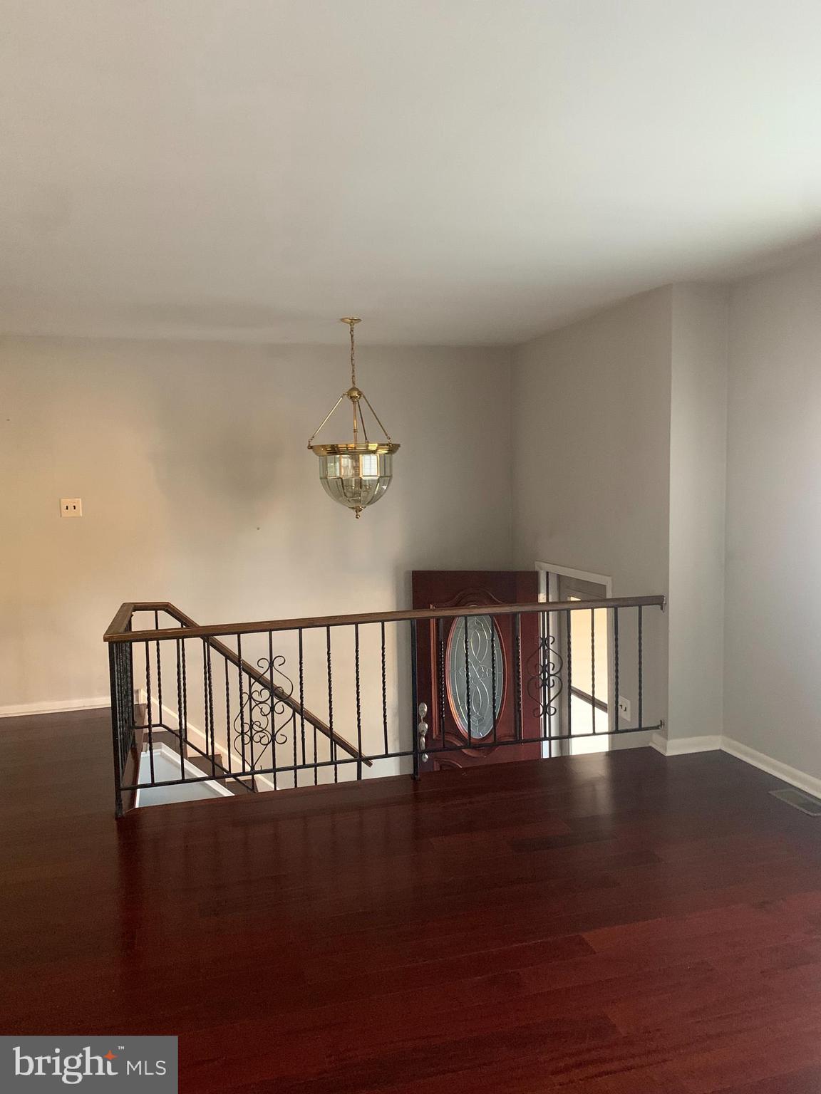 90 Trent Road Blackwood, NJ 08012 - Photo 7 of 24 living to entrance