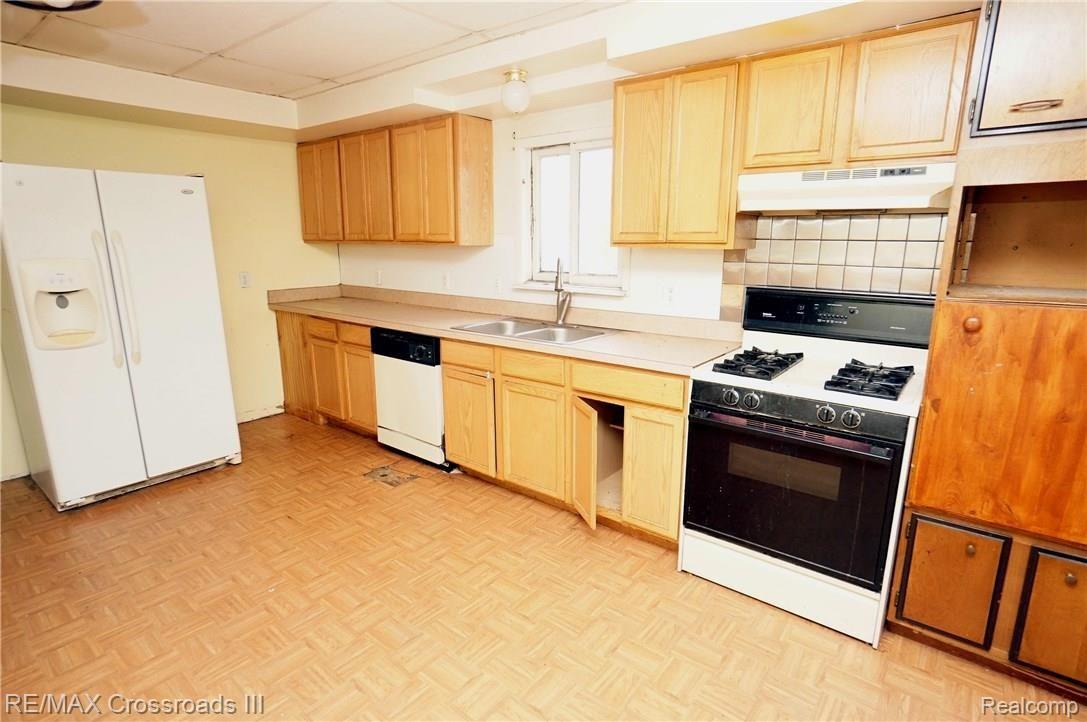 6131 Haggerty Road Belleville, MI 48111 - Photo 4 of 10 kitchen