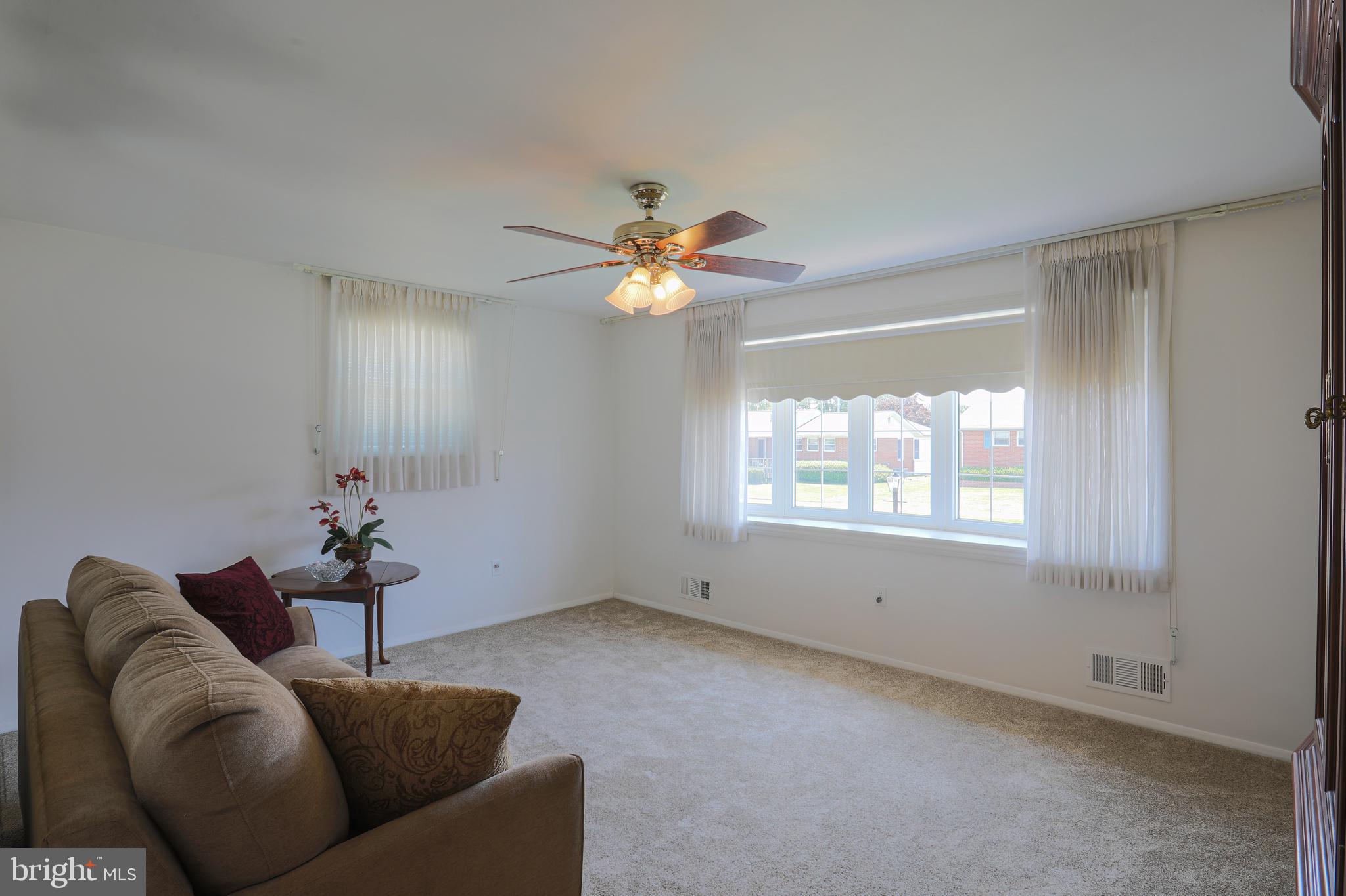 9656 Dundawan Road Baltimore, MD 21236 - Photo 5 of 36 Living Room
