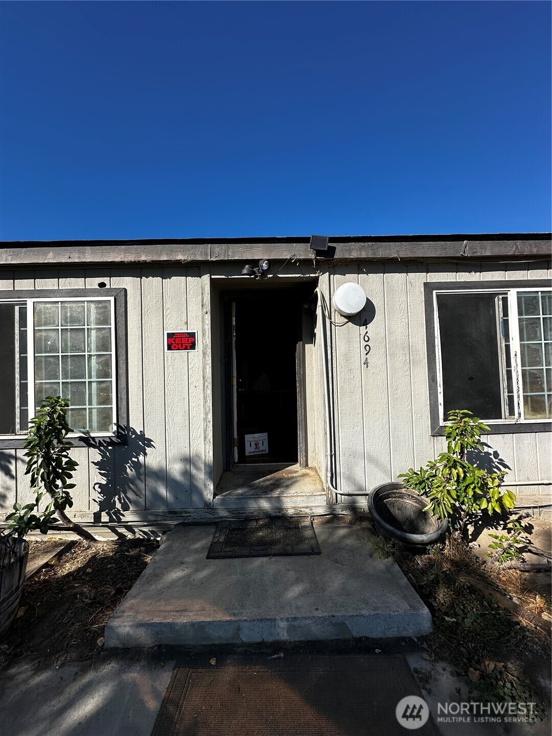 4694 Beverly Burke Road South Quincy, WA 98848 - Photo 1 of 1 a front view of a house with a yard
