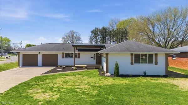 $377,000 | 801 Westview Drive, Belpre, OH 45714