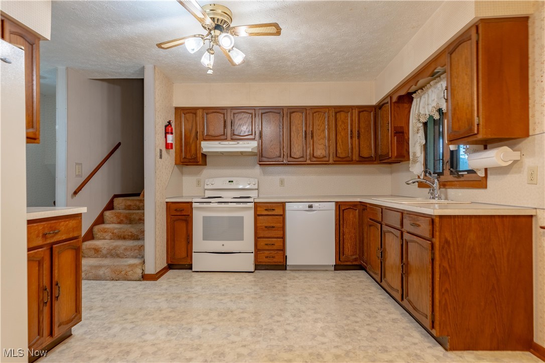 5535 Veldon Circle Northeast Canton, OH 44721 - Photo 12 of 41 Eat-in kitchen.