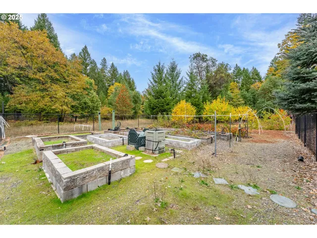 $600,000 | 335 Cornett Lane, Cave Junction, OR 97523