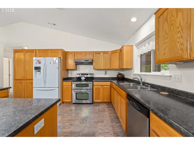 $600,000 | 335 Cornett Lane, Cave Junction, OR 97523