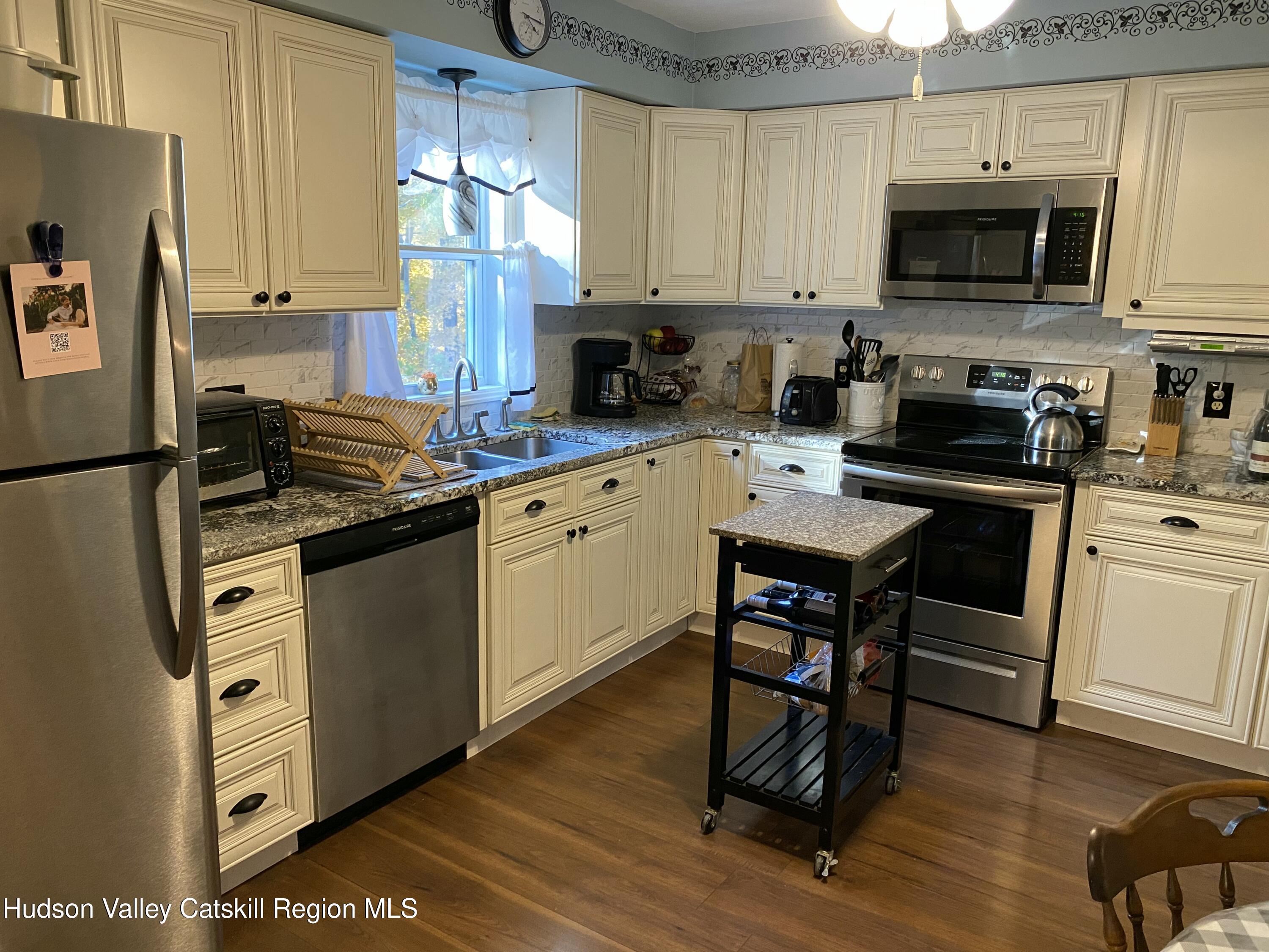 22 Beacham Road Rhinebeck, NY 12572 - Photo 9 of 38 KITCHEN