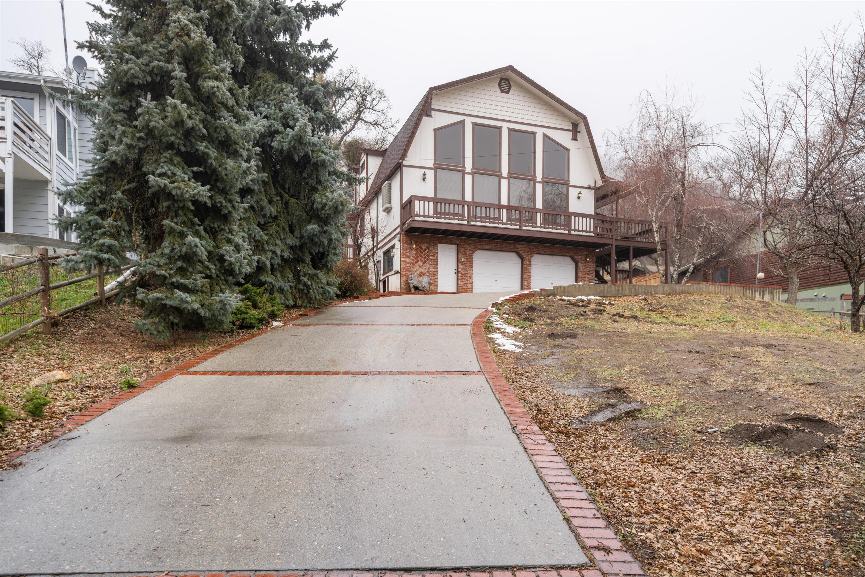 18249 Alps Drive Tehachapi, CA 93561 - Photo 4 of 32 a house view with a outdoor space