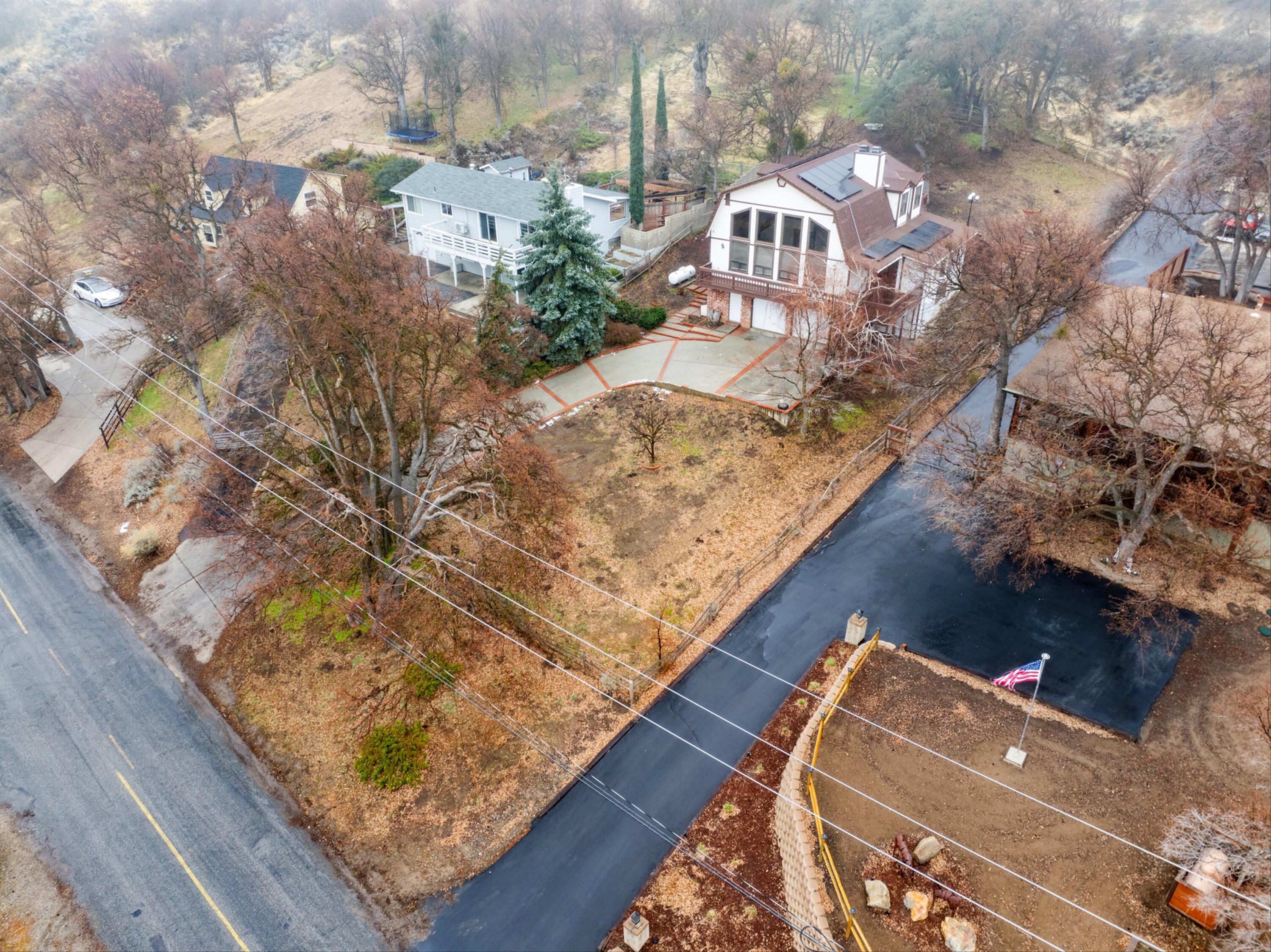 18249 Alps Drive Tehachapi, CA 93561 - Photo 9 of 32 a view of roof with sitting area
