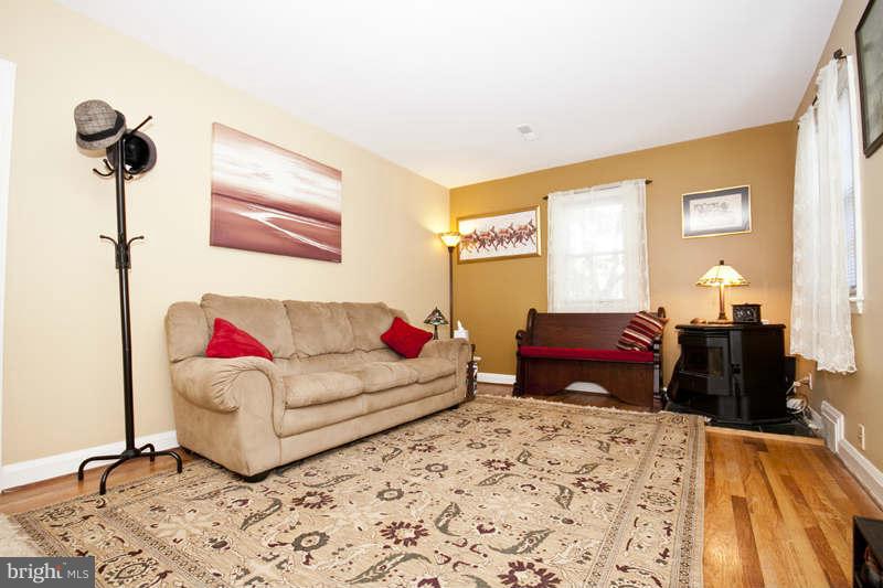 903 Overbrook Road Baltimore, MD 21239 - Photo 7 of 27 Living Room