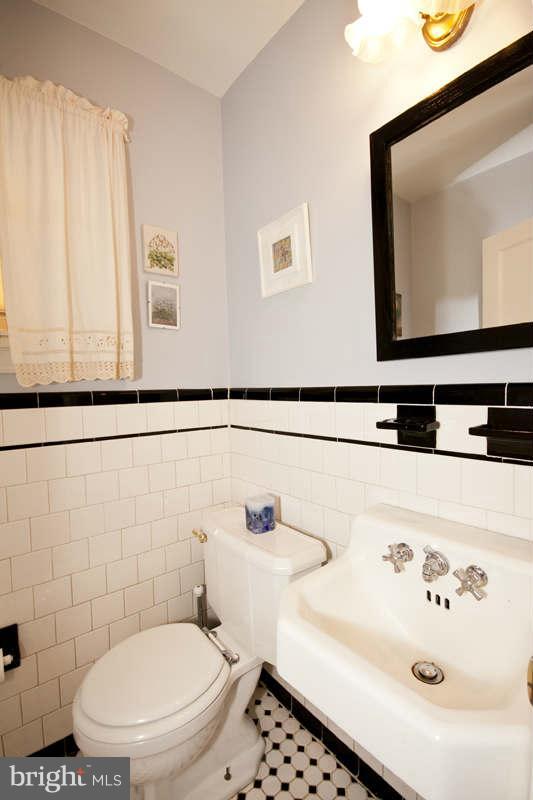 903 Overbrook Road Baltimore, MD 21239 - Photo 8 of 27 Main Level Powder Room