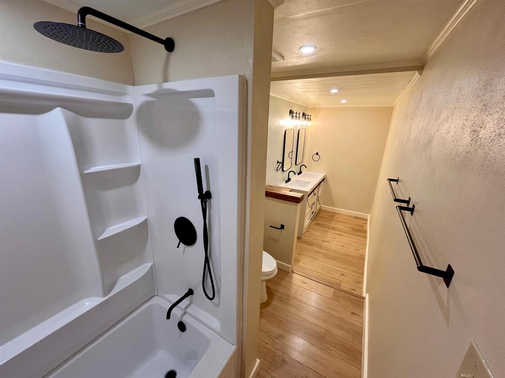 2802 Westover Road Shreveport, LA 71108 - Photo 11 of 33 a bathroom with a tub sink and mirror