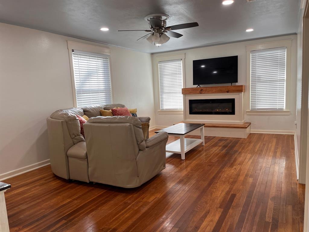 2802 Westover Road Shreveport, LA 71108 - Photo 13 of 33 a living room with furniture and a flat screen tv