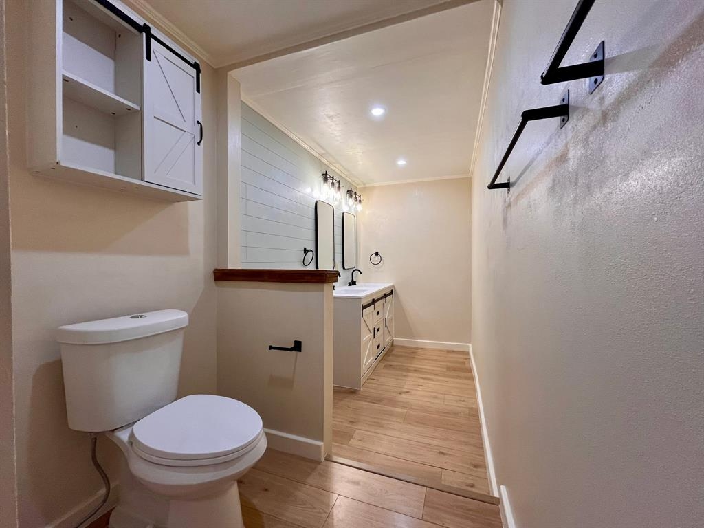 2802 Westover Road Shreveport, LA 71108 - Photo 18 of 33 a bathroom with a toilet and a shower