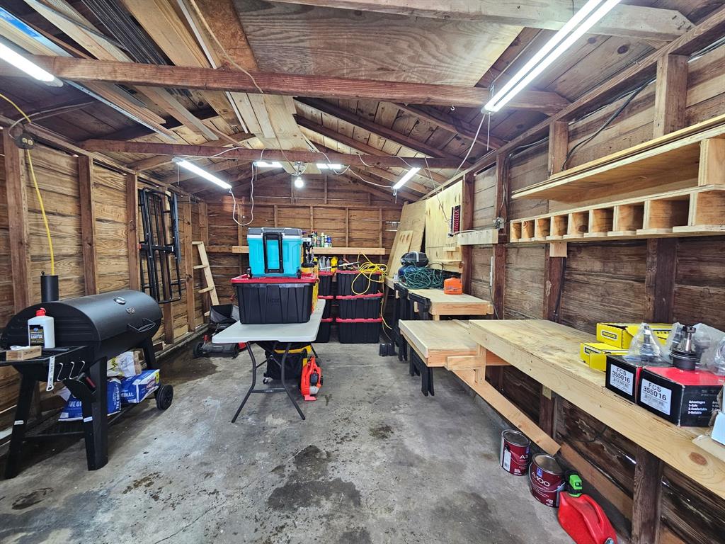 2802 Westover Road Shreveport, LA 71108 - Photo 29 of 33 a storage room with furniture