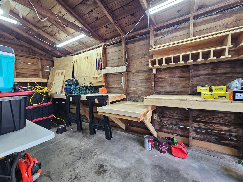 2802 Westover Road Shreveport, LA 71108 - Photo 30 of 33 a living room with furniture and a table