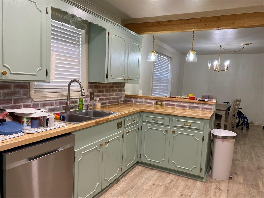 2802 Westover Road Shreveport, LA 71108 - Photo 7 of 33 a kitchen with a sink stove and cabinets