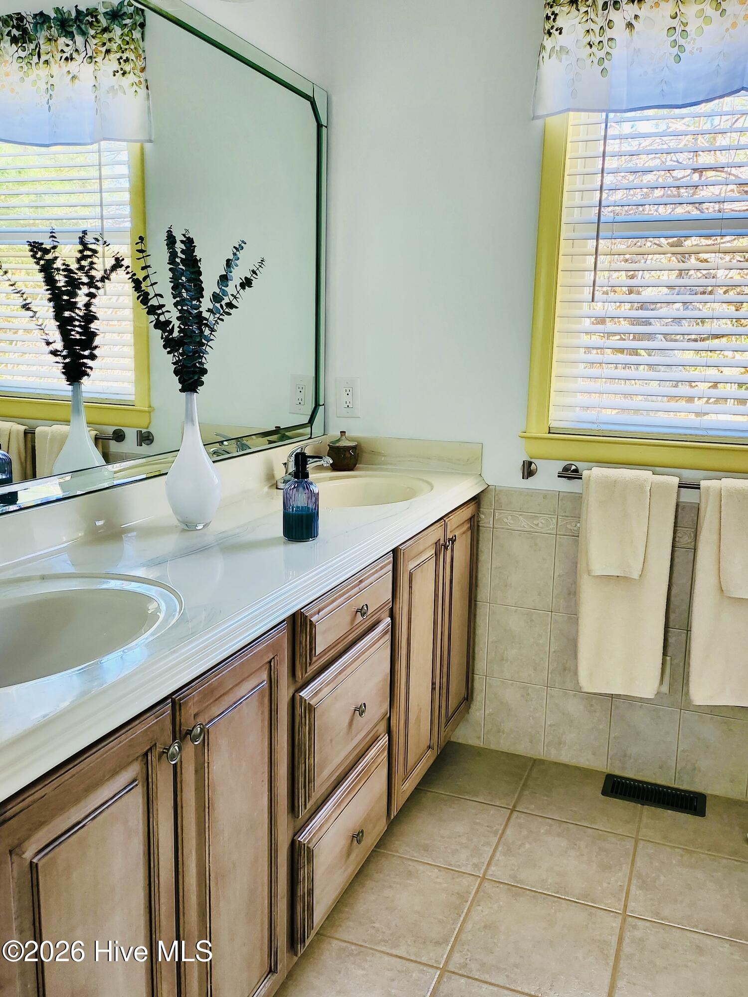 505 Ragan Road Oriental, NC 28571 - Photo 31 of 69 Primary bath- sinks