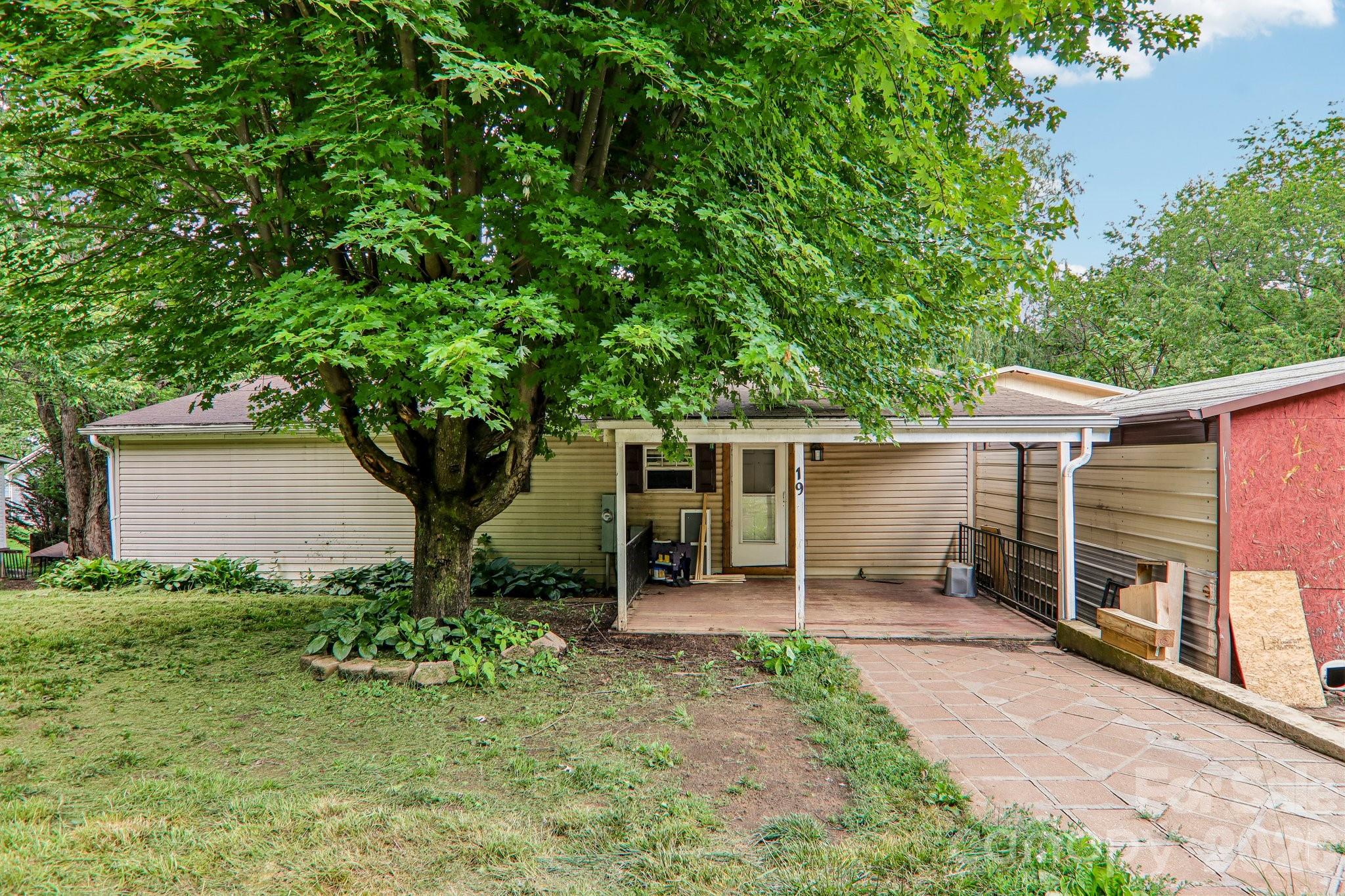 19 Dot Street Clyde, NC 28721 - Photo 2 of 28