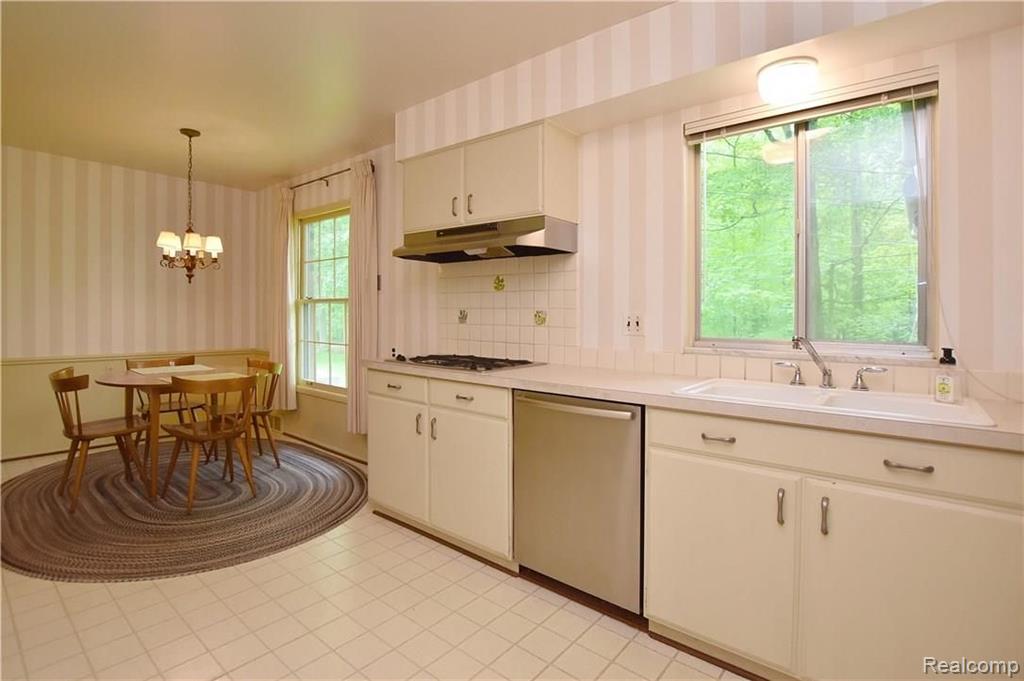 32635 Old Post Road Beverly Hills, MI 48025 - Photo 15 of 34