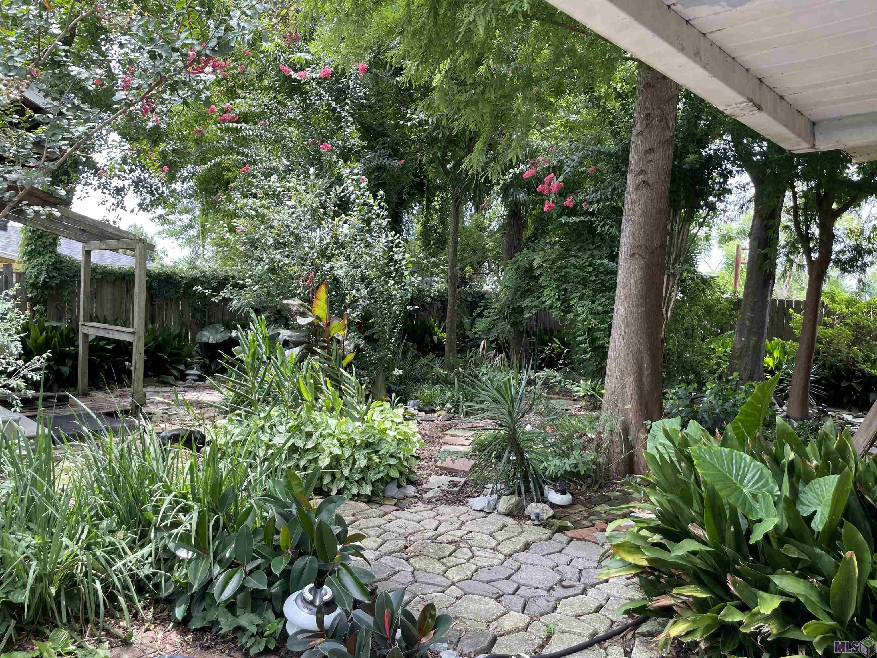 60 Kingsridge Loop Houma, LA 70363 - Photo 8 of 17 back yard